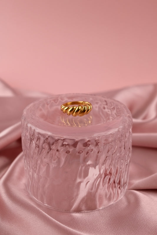 Crossaint Ring